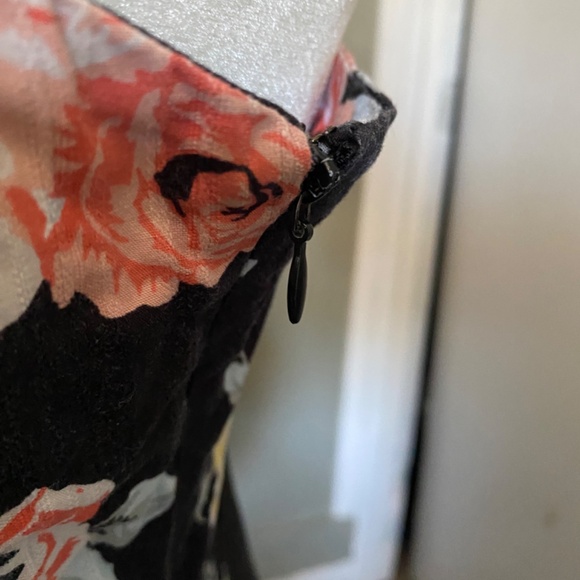 Adjustable thin straps halter top - Picture 3 of 5